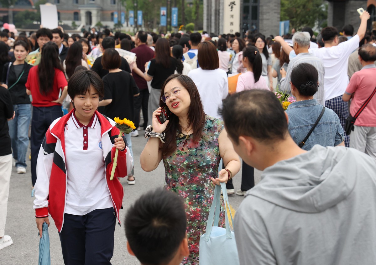 帮我出一个校园新生报到的视频：细化到每一个画面包含镜头 时间 画面内容 拍摄要求 参与角色 拍摄要点