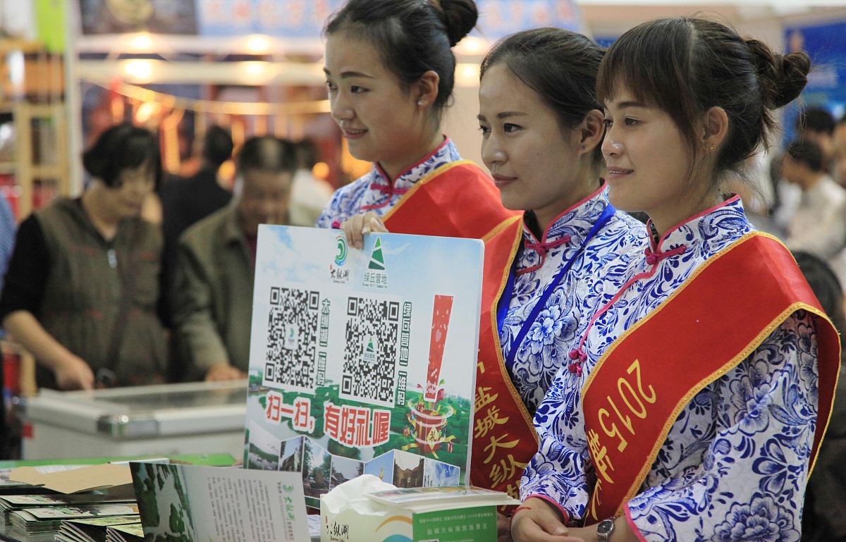 桂林导游李某到机场迎接乘CZ3303航班由广州来的散客王先生在该航班抵达后却