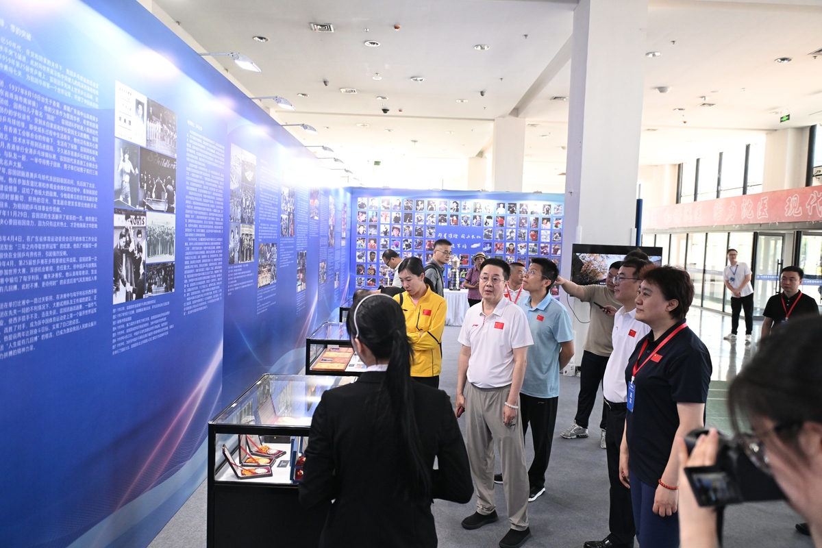 ✓安排的参观时间较短导致没能参观完计划参加的内容。✓展厅很大没有足够的时间在一天内深入地看完整个展览。✓与KS客户同行时司机经验不足不熟悉路线导致日程严重延误最终中导致无法完成所有的预定项目。✓尽管参观人数众多但由于缺乏足够数量的讲解员缺乏英语讲解等原因无法慢慢观察产品和听取讲解。✓EDION的三名客户在联欢会上喝多被劝多导致第二天1身体不适下次有被拒绝的风险。✓公司统一预定了酒店的房间但入住时客