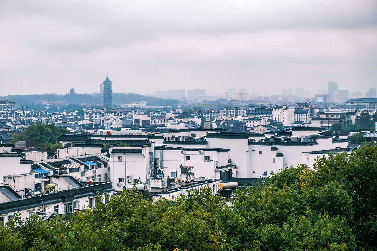 2021年10月15日,南京持续阴雨天气,远观阴雨中的报恩寺塔,风光旖旎,秀
