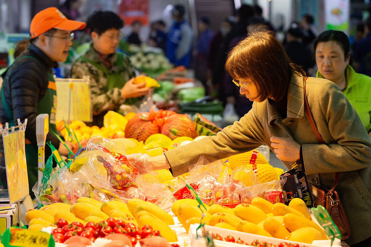五一到假期好来冒泡！这时间真是快眼看着五一劳动节就来了难得的节假日当然是带着家人一起出发寻找五一假期的力量啦！图片……好巧不巧我们市里有一场给予劳动者的发劵买水果活动都是蛮一百零一直接减一百的大活动还好家人机智找到了官方发布的渠道抢到活动劵今天先带着家人去购物一下毕竟民以食为天嘛😎图片……看大家穿着就知道又是一个乱七八糟穿衣服的时间段但丝毫不影响薅羊毛小分队出发。做不了资深恰饭专家就做一个资深吃