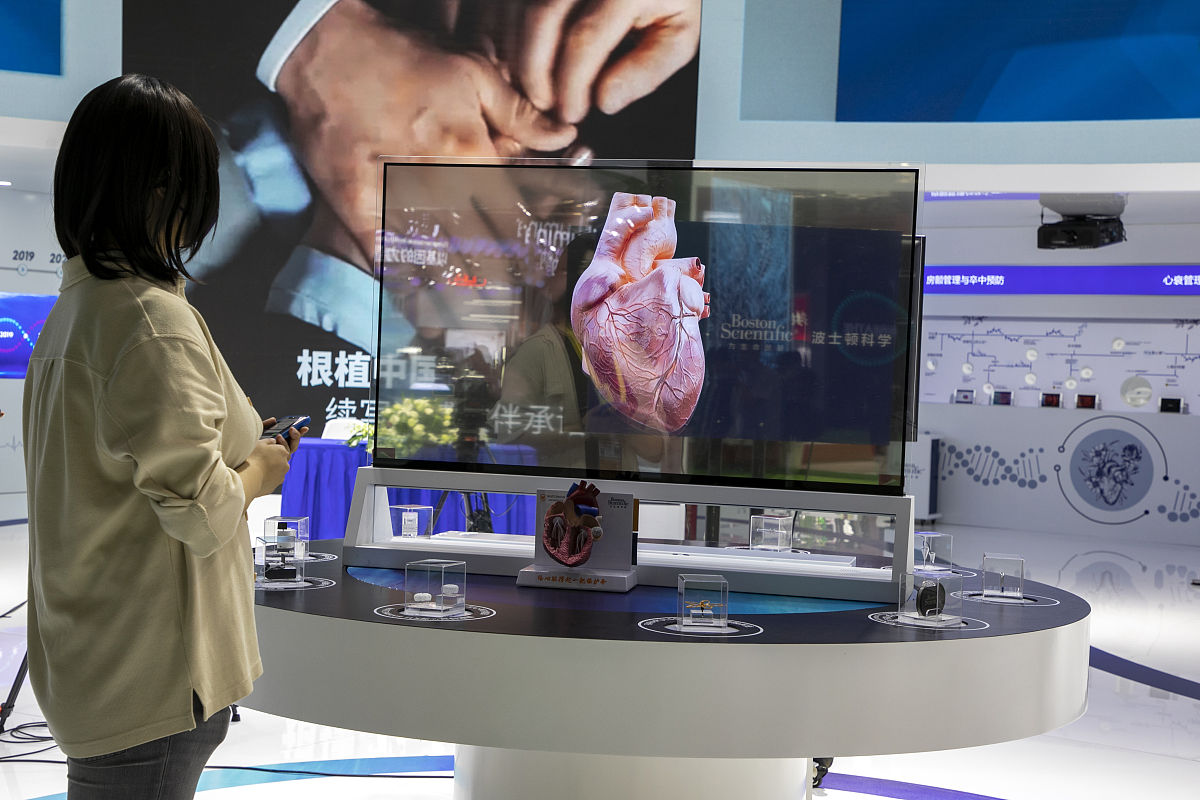 我要开始写向大学的自述信了结合对上海科技大学立志成才报国裕民教育概念的理解以及目前我所在北大附中的办学理念个性鲜明、充满自信、敢于负责具有思想力、领导力、创新力的杰出公民。他们无论身在何处都能热忱服务社会并在其中表现出对自然的尊重和对他人的关爱。以及对于科研事业的向往与坚定。请你提供一分自述信包含具体细节以体现我对上科大教育概念理解的深刻以及北大附中与上科大教育模式理念十分契合并体现我个人的眼界能