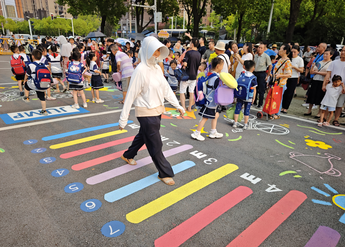 2024年9月2日,武汉市洪山实验小学北校区围墙外地面的
