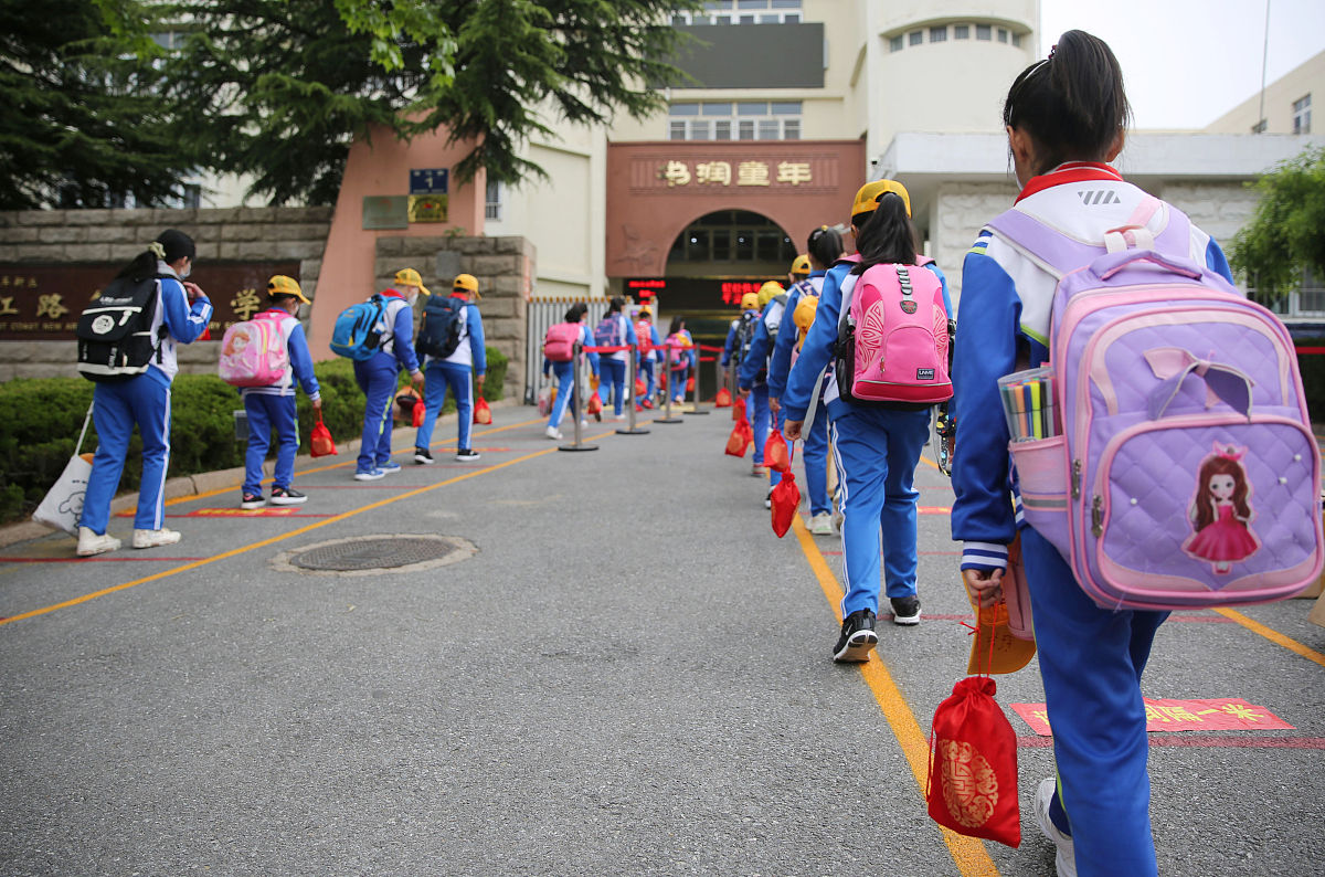 2020年5月25日,青岛西海岸新区香江路第一小学3-6年级的小学生按照规
