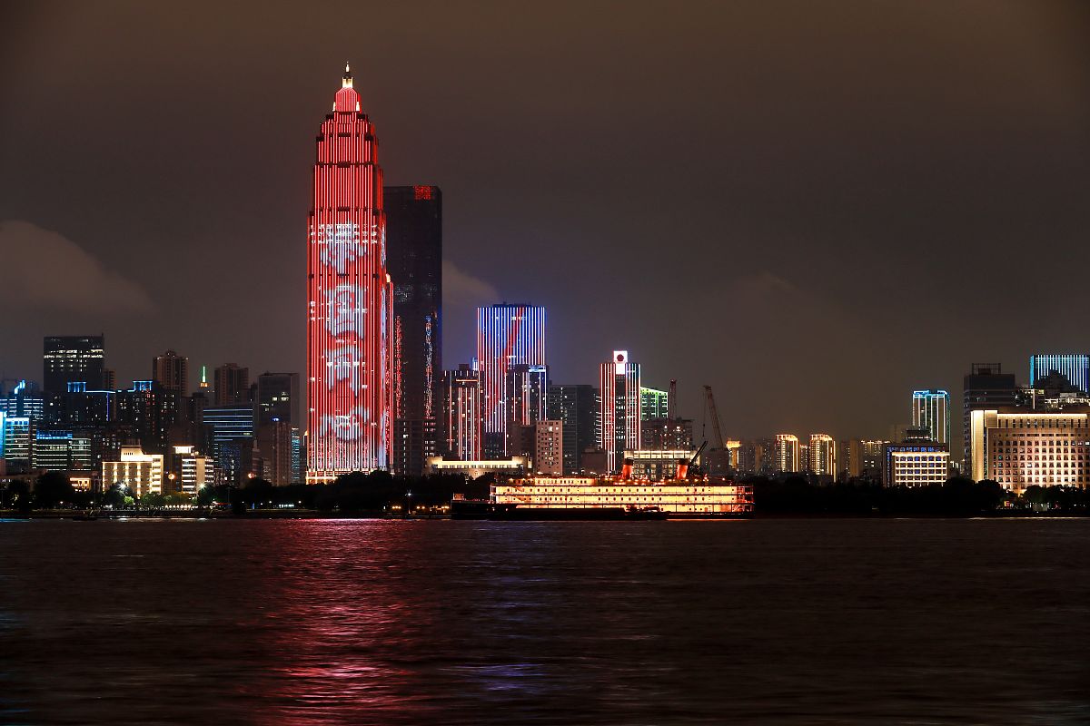(如需下载使用,请务必署名:赵军)2020年9月10日晚,武汉两江四岸建筑群