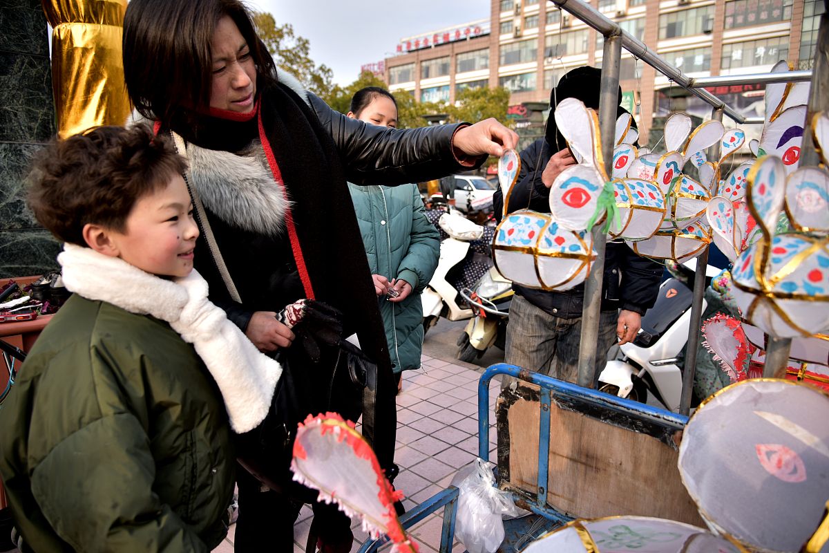 我想要一篇内容是有关中秋节做花灯的400字左右的社区活动稿