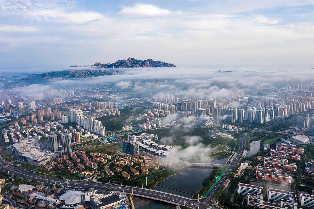 2021年7月6日早晨,山东青岛西海岸新区上空出现平流雾景观.楼宇与云雾