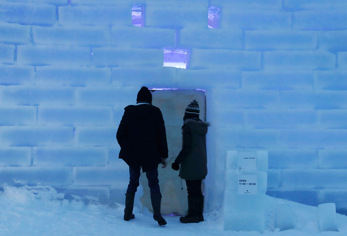 当地时间2015年2月15日,日本北海道冬季限定冰雕酒店royce' ice hills