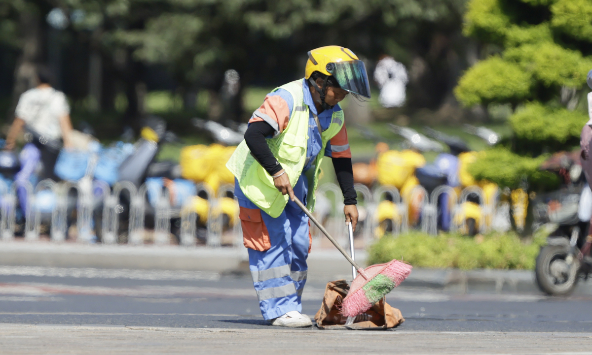 环卫工人：城市美容师，致敬默默付出的辛苦