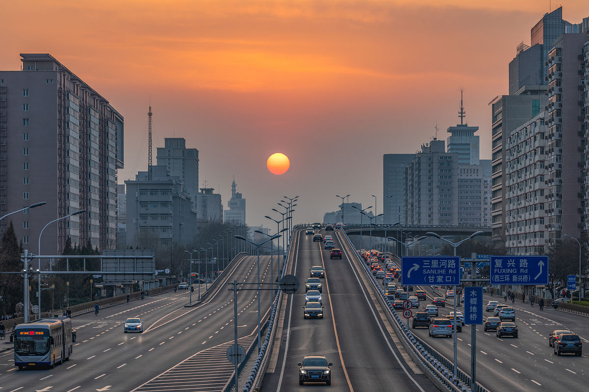 每年3月中下旬在北京中午12点看到的太阳的地平高度大致是几度