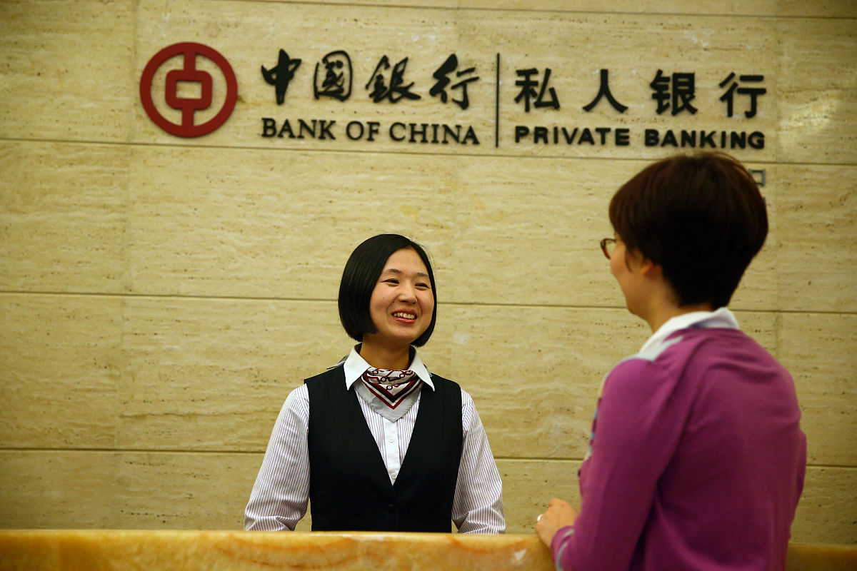 2015年4月8日,中国银行私人银行配图.中国银行私人银行员工给顾客介绍