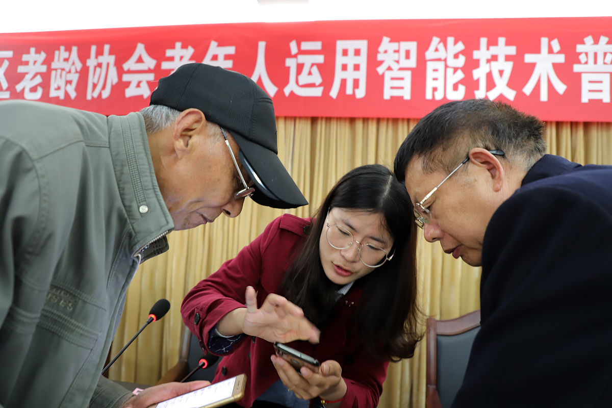 《十大门派》游戏基础知识单选题：基本操作是？