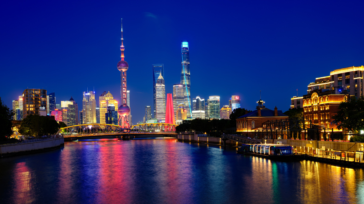 你是一名上海资深导游帮我做一份五一上海游攻略为期三天从上海闵行区莘庄附近出发包括每天具体时间的推荐美食饭店、交通路线、景点门票、购物地点以及对应的费用包括推荐的原因不要去博物馆、科技馆多去网红打卡地并汇总成表格