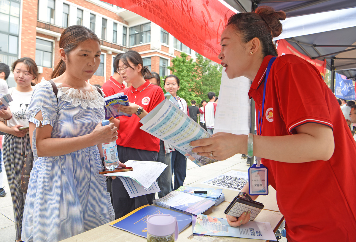 大学迎新志愿者经历：从紧张到自信，收获成长与友谊
