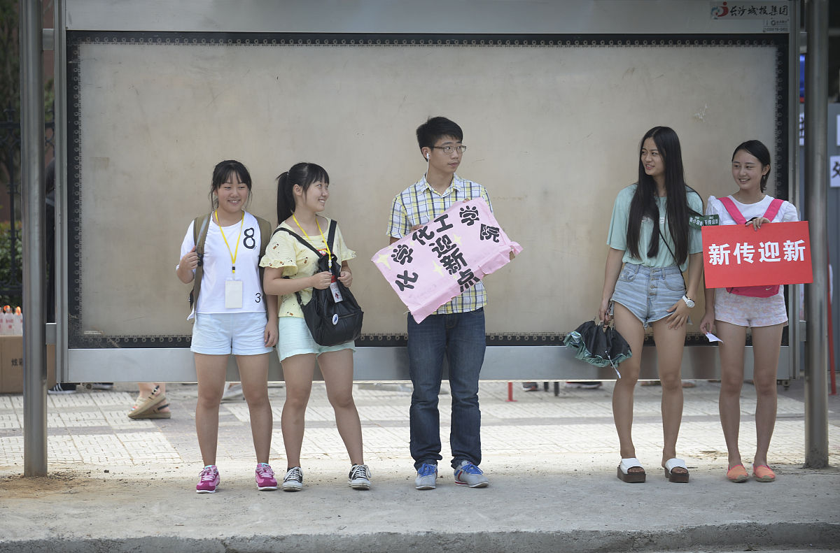 请根据以下的理由组织语言写一篇以大学生为什么不喜欢在大学谈恋爱为题的文章：假如你是一个大学生并且不喜欢在大学谈恋爱理由如下：1大学生看似接触很多人但是实际上跟同学的关系仅限于上课时看到并不如在高中或者初中那种朝夕相处的学习生活。接触的少自然发生的故事就少很难了解别的同学的三观和性格没办法更进一步。2即使大学中存在很多社团和活动可以接触到平时社交圈之外的同学但是这种接触往往是短暂的并且倘若没有一见钟