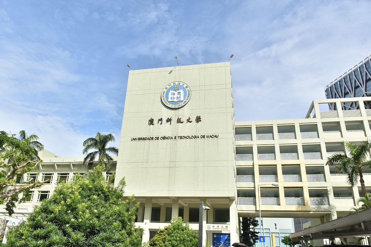 修改和扩写：我们的项目团队汇聚了澳门大学工商管理学院和清华大学五道口金融学院的顶尖人才充分发挥金融和科技领域的优势实现了协同作用。