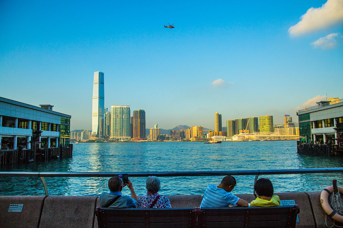 帮我做一份日期4月10日去香港的旅游攻略内含1910开场的演唱会地点中环海滨空间出发地深圳坂田带上天气精确到小时及交通