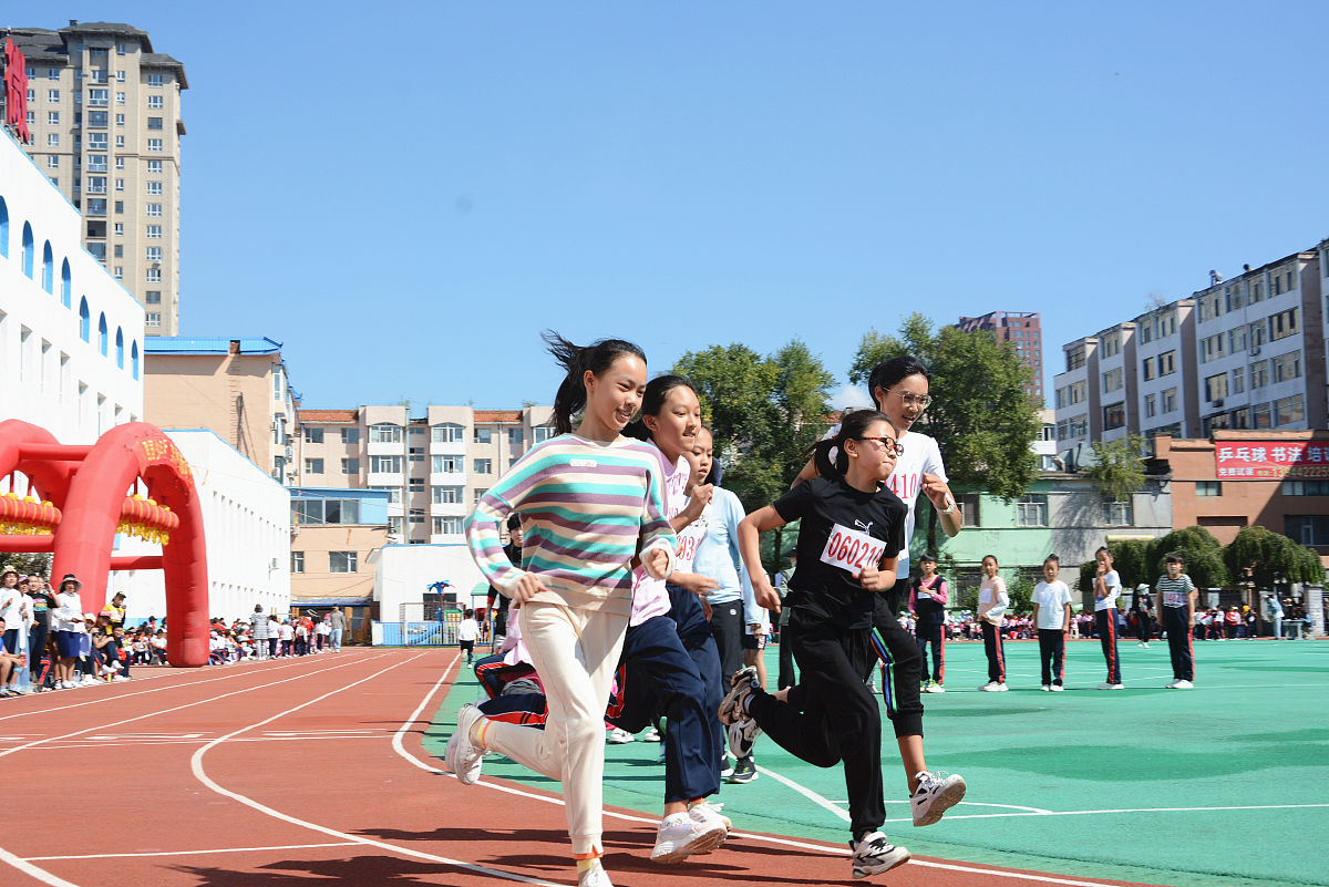 军山镇中学秋季运动会圆满落幕，学子勇夺佳绩