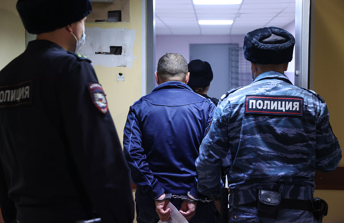 单片机入门：使用do while循环控制P1端口输出