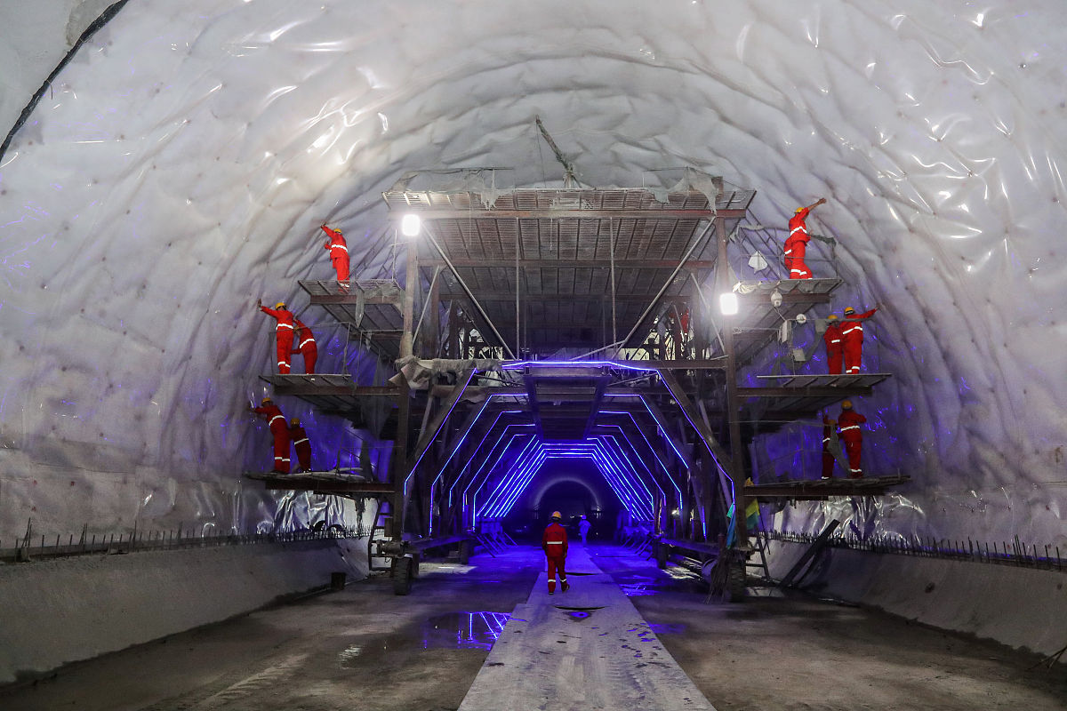论述隧道工程防水施工问题及对策研究的研究背景写成一段话格式不少于1000字。