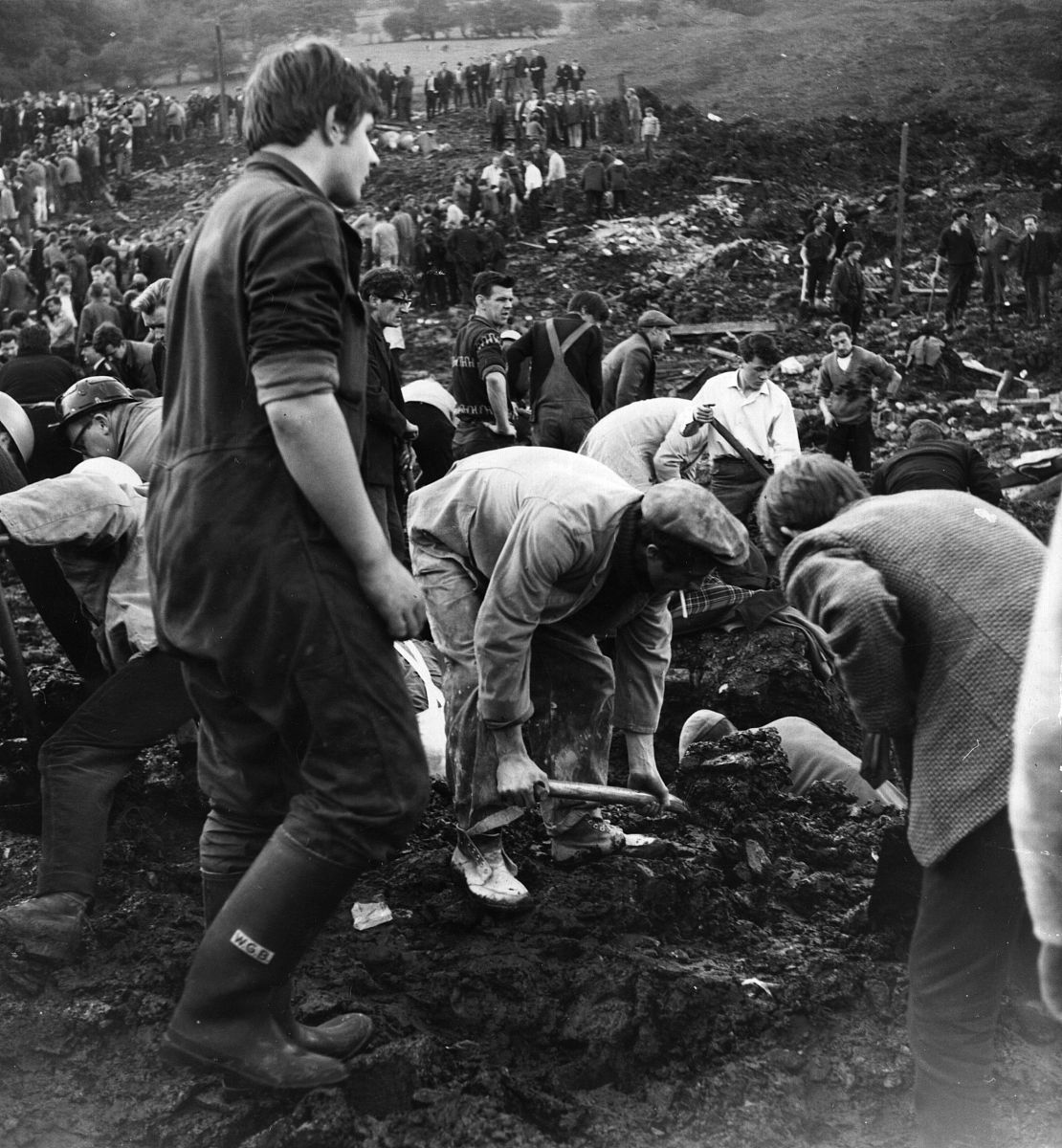 1966年10月20日,英国威尔士的阿伯凡,一座被遗弃的矿渣山倒塌,掩埋了