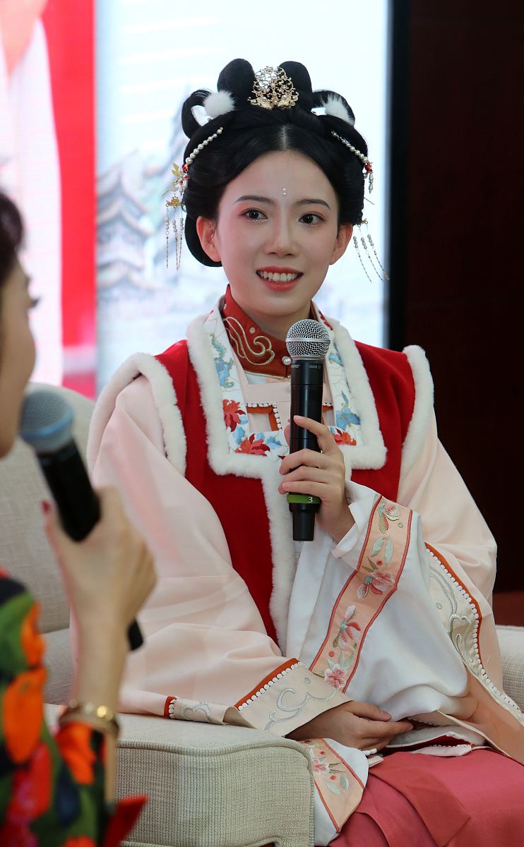 2021年12月10日,陕西省西安市,西安大唐不夜城不倒翁小姐姐皮卡晨(冯