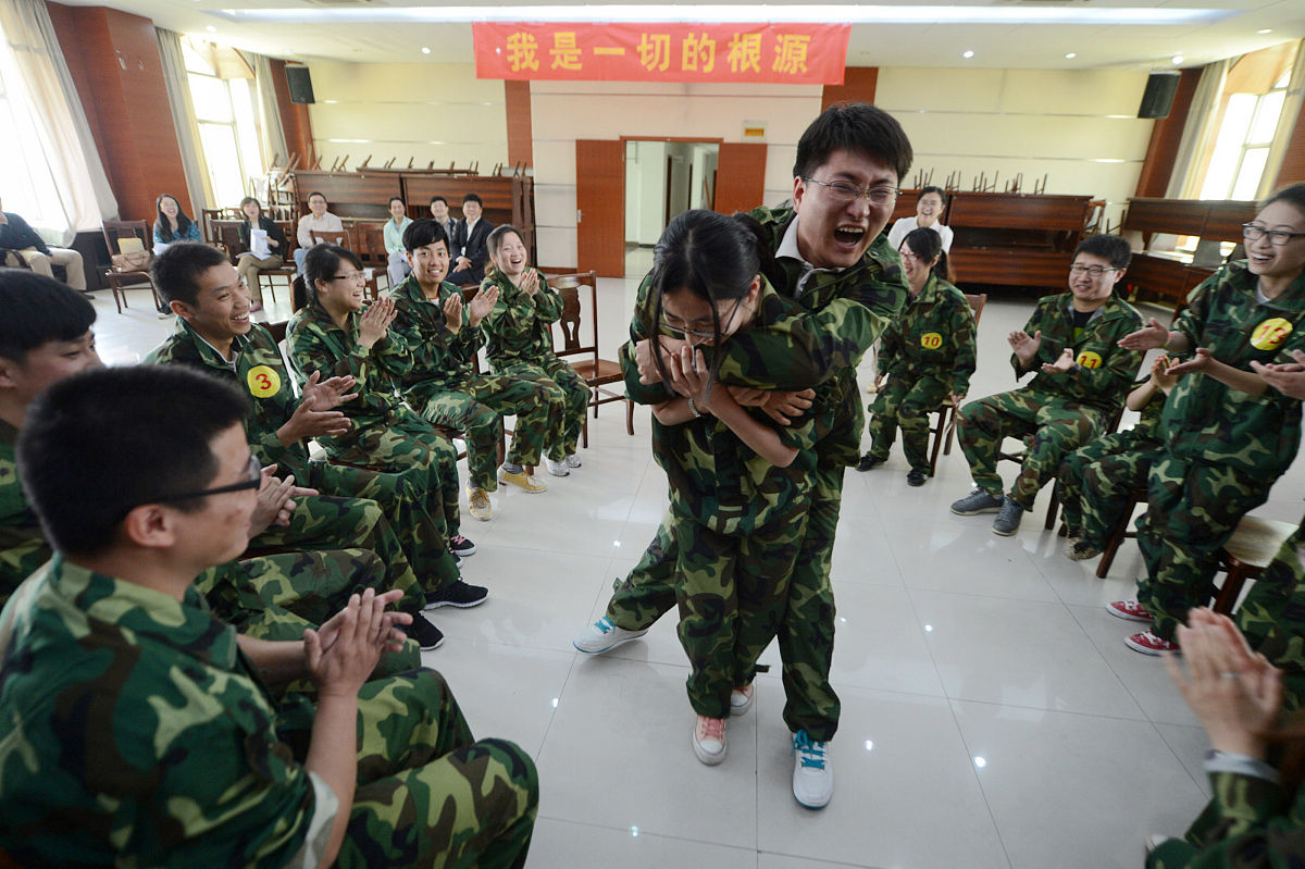 你是一名新生学校让你为开设求生技能课程提出几点建议。你认为学校如何才能利用实践考核同学的求生技能？