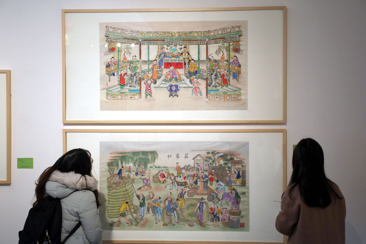 2019年1月15日,观众在江苏苏州美术馆古版年画特展上参观.