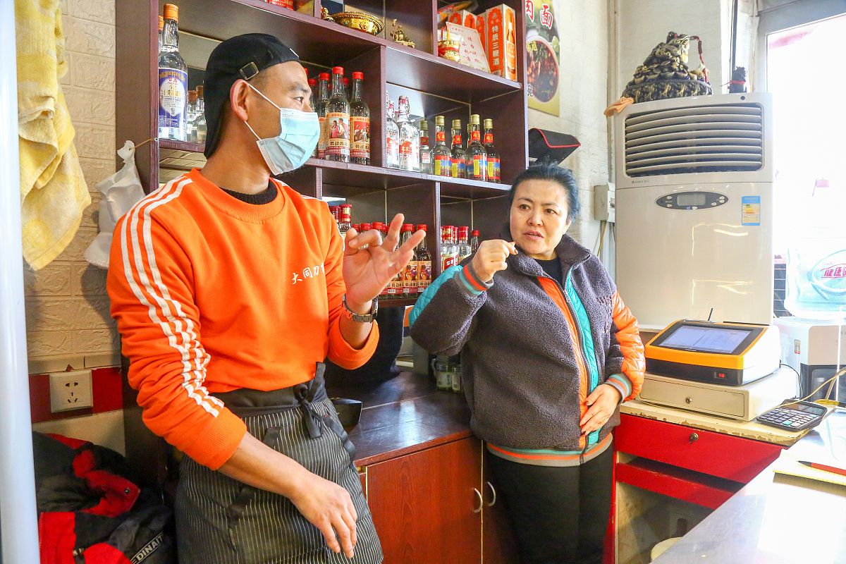 冯珊珊叫外卖被锁楼道