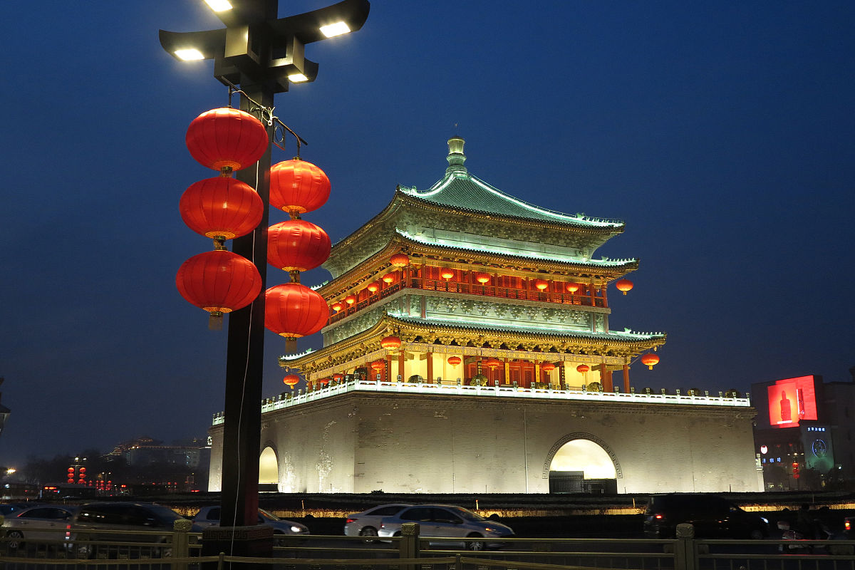 2016年12月30日,古城西安华灯初上,在以地标建筑钟楼为中心的鼓楼和东