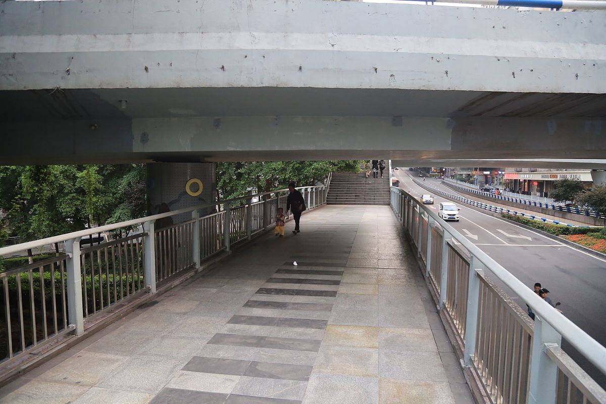 人行天桥与人行地道的各自优势