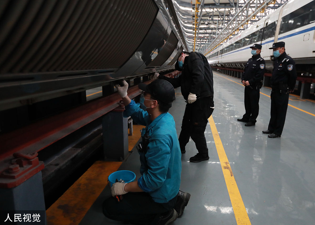 请写出高铁巡检工岗位的实习报告要求如下：一、对岗位实践过程的认识包含：接受任务、制定实习计划、岗位工作职责、常见问题处理等。二、对专业岗位职责的认识如：工艺、设备运行、工作质量的关系。三、对理论与实践结合的认识四、对企业文化的认识五、对所学专业技能应用的认识六、对相关知识的作用的认识