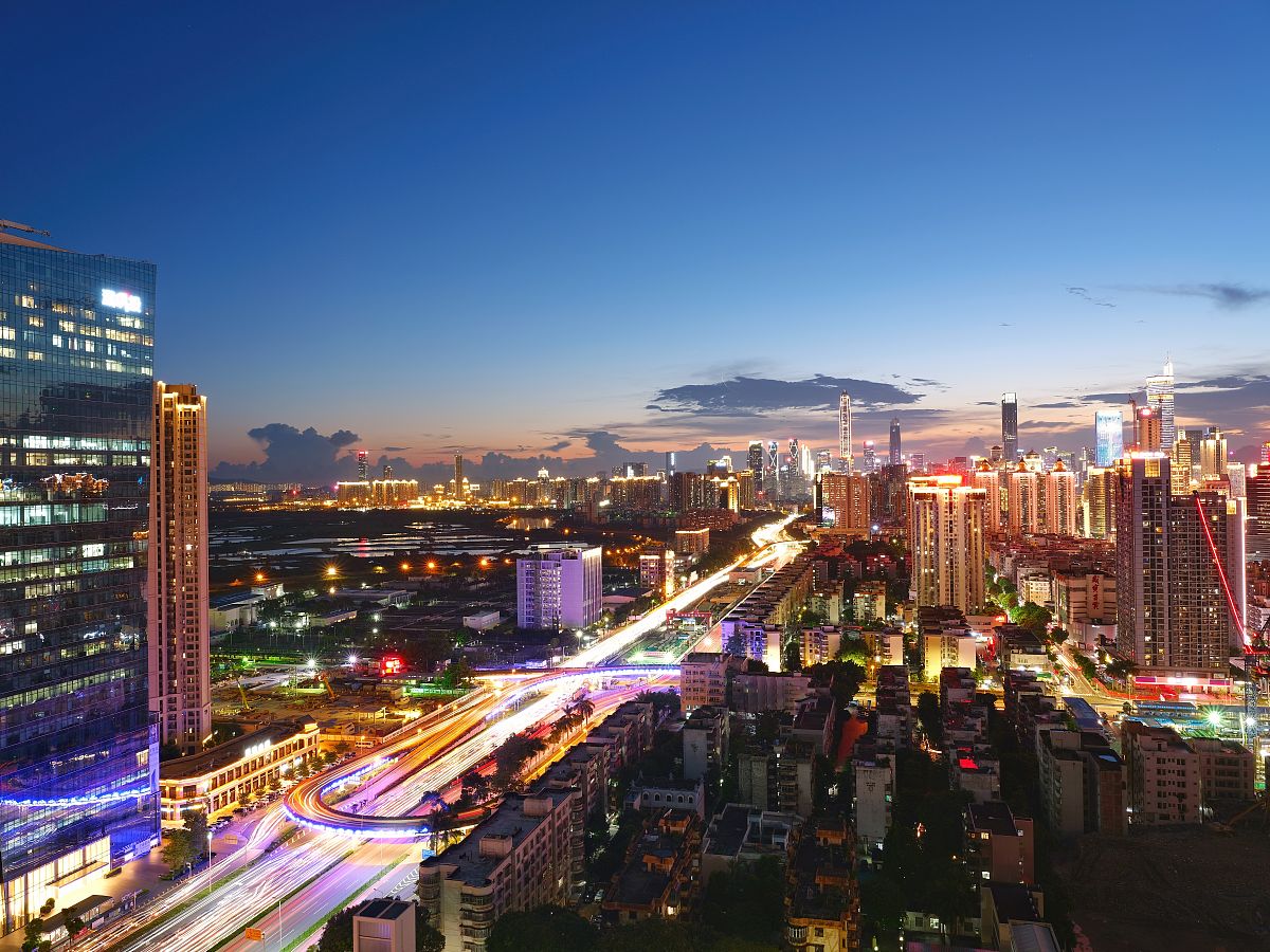 2020年8月14日,深圳滨海大道夜景.