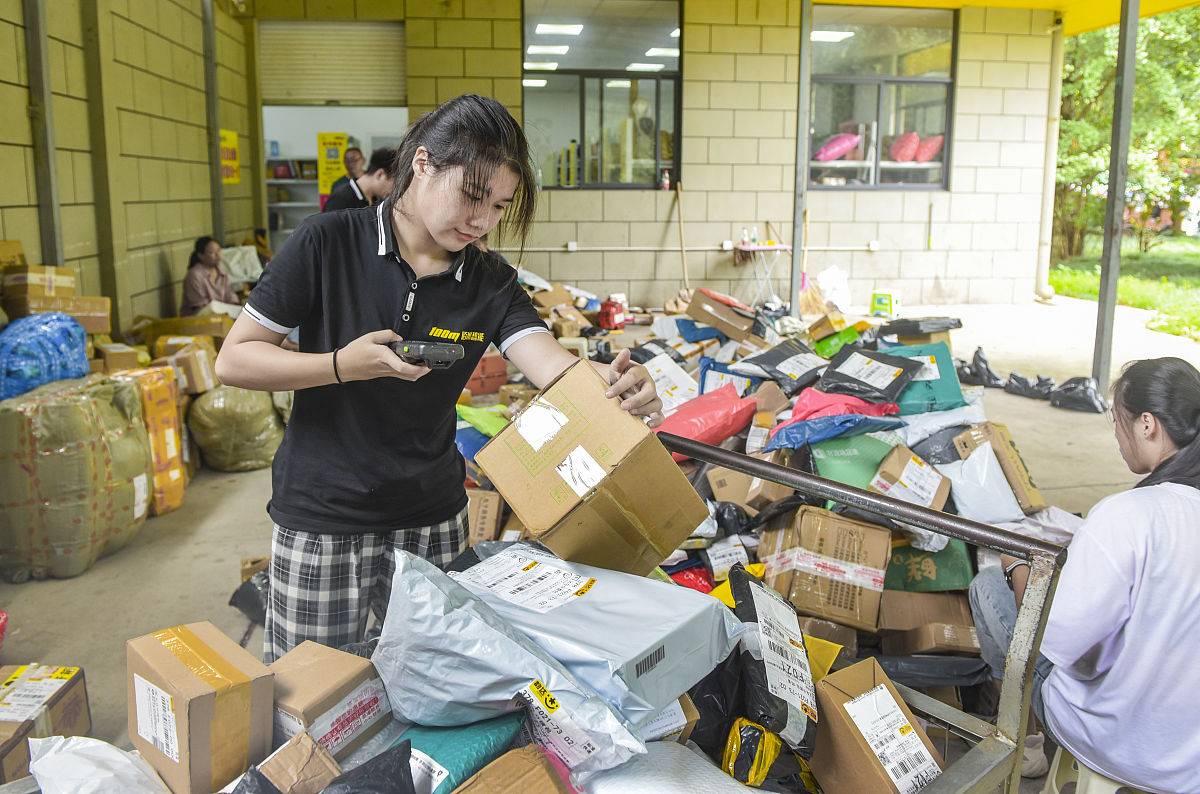 通过实地调研、参考行业标准和查阅大量相关文献,借鉴SERVQUAL和LSQ模型,利用层次分析法、模糊综合评判对某高校快递服务质量进行评价研究,最后根据研究结果对校园快递站提出建议,以提高顾客满意度。换个表达