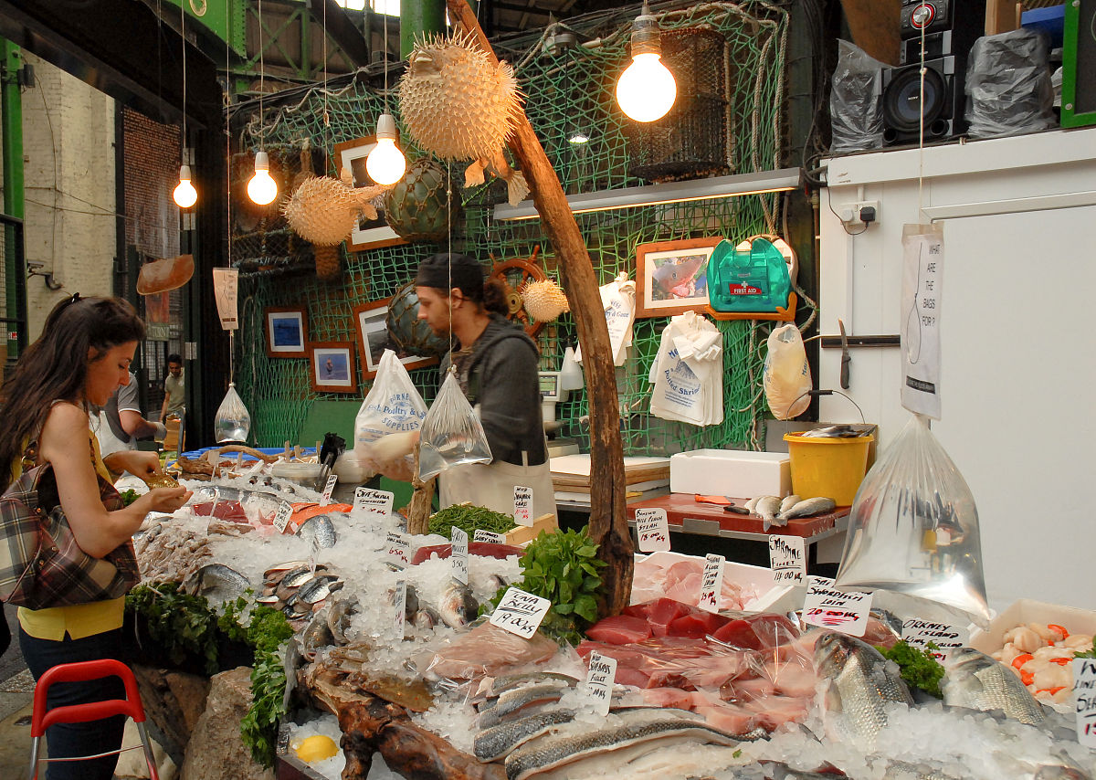 2010年7月30日,英国伦敦,伯勒市场里的鱼摊.a general view of a fish