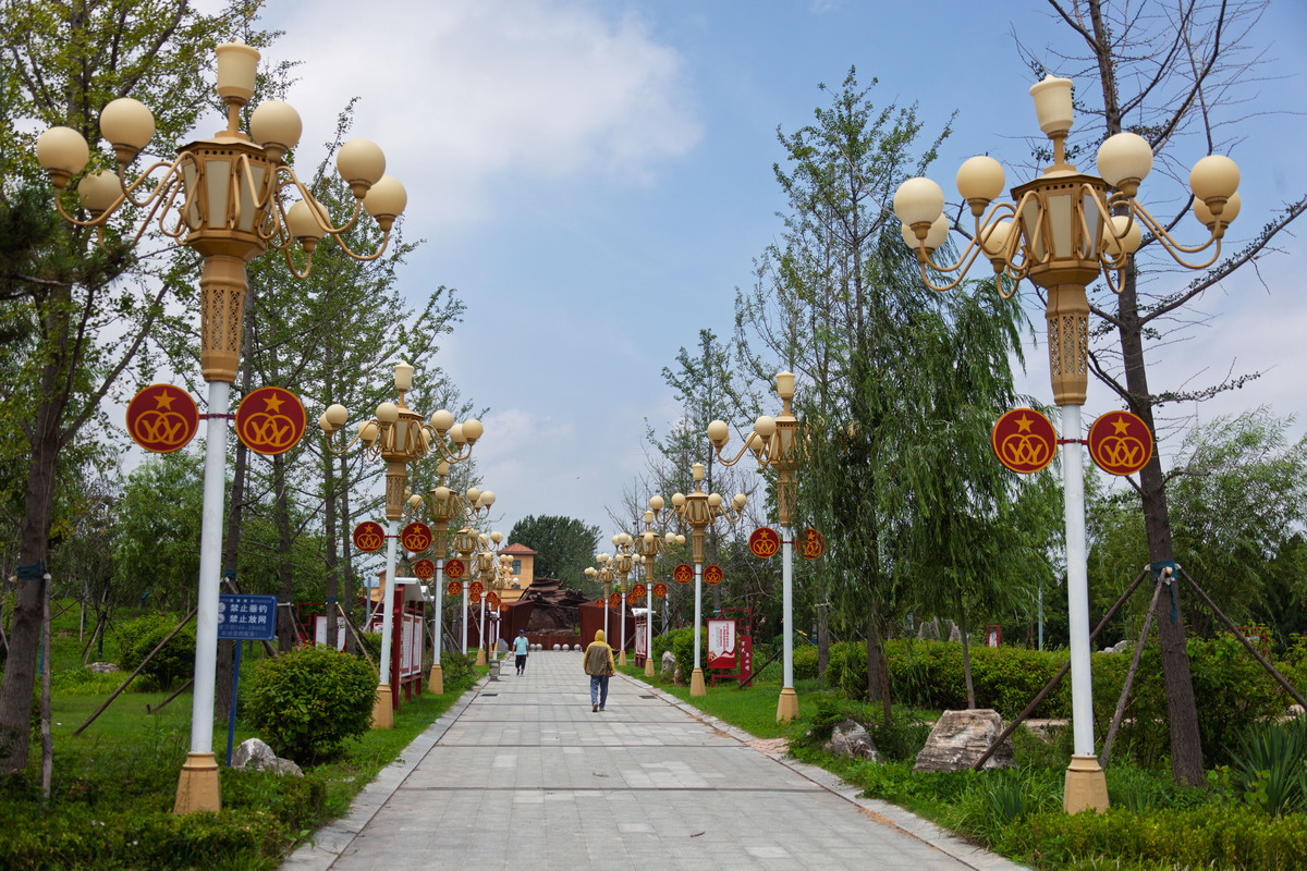 写一篇河南最美乡村——漯河南街村微博 文案。要求文案：能够撰写具有吸引力的微博文案； 话题运营：能够发布有带动性的微博话题并进行运营； 创新意识：能够在微博文案写作过程中提出有创意的写作和表现手法。