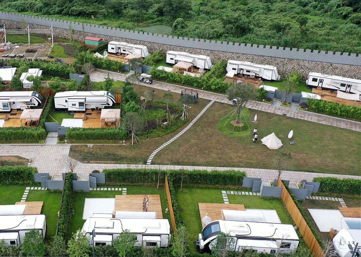 请将下面的论文进行改写：房车兼具房与车两大功能能够在特定的空间内解决人们的衣食住行等问题。