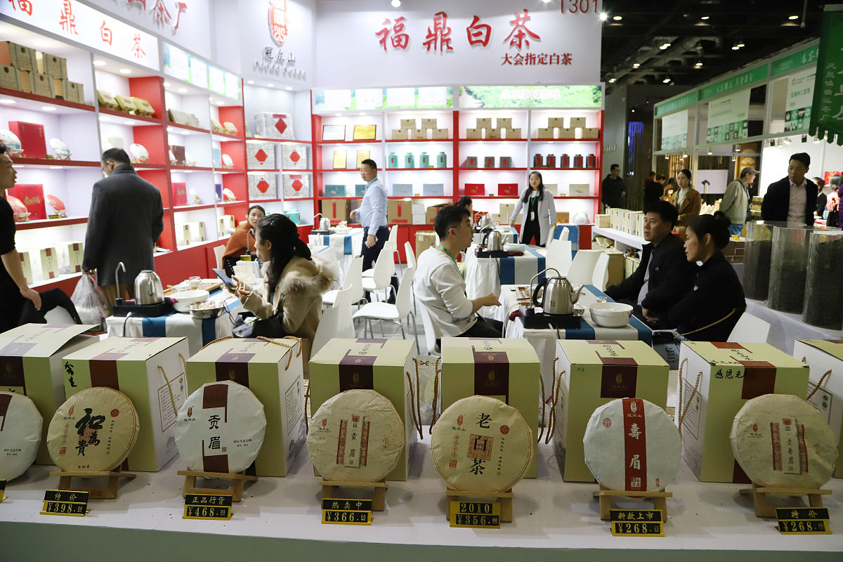 请你来介绍一款高端烟条包装礼品茶茶叶是每条三十泡一个月的用量是贵州省第一批兵支书农特产品品牌我们茶叶的品质主打生态放心。术语独特突出一些