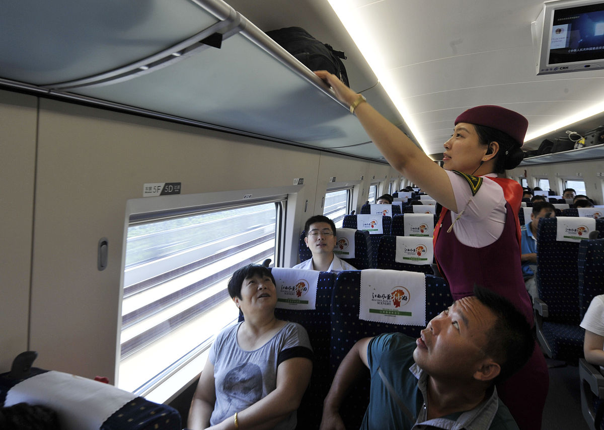 高铁动车突发状况自救指南：安全乘车必备技能