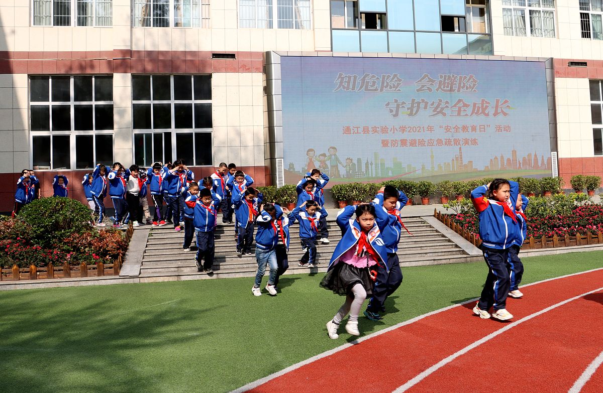 2021年3月29日,四川巴中,在通江县实验小学,在老师的带领下,学生有序