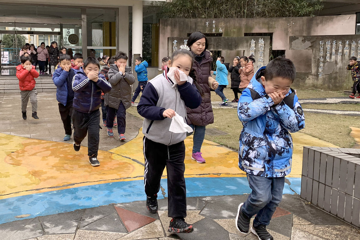 2019年2月22日,江苏苏州,阳光城实验小学校的学生在进行校园疏散演练.