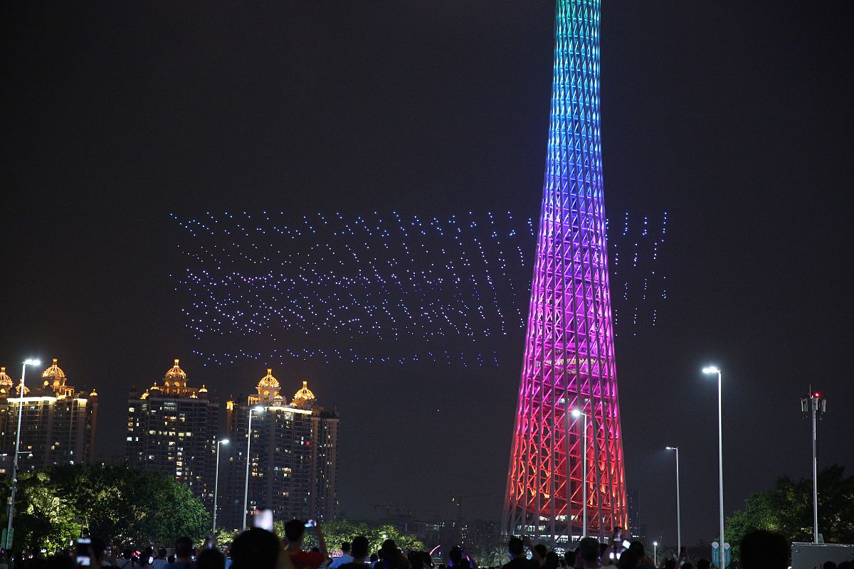 文案：好美～哇 图片是广州东塔西塔中间有个橘色月亮。把文案写一个用心的评论