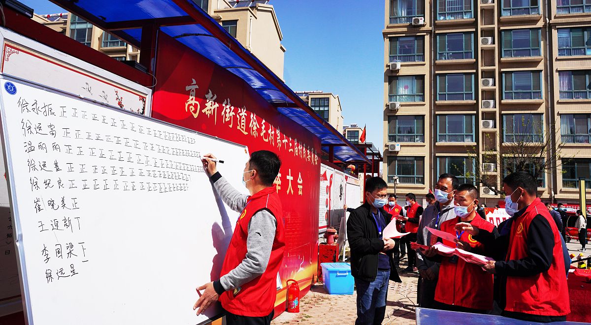 以社区民族团结一家亲消防宣传共进行为主题写一篇文章