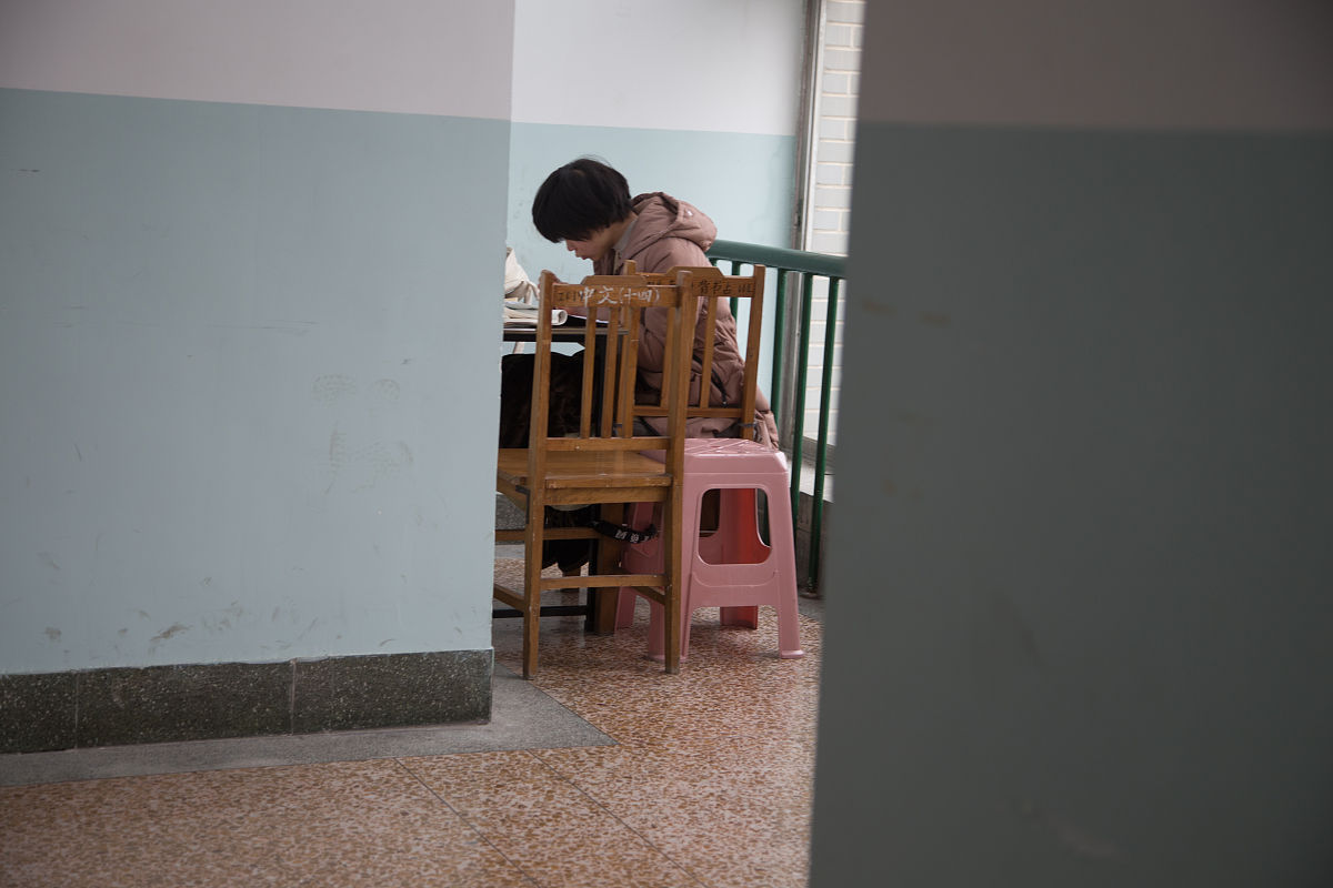 一名初中生 女 感觉自己不配拥有任何美好的东西 在初一的时候嫉妒同桌的学习用品和教辅 萌生了偷的念头 在频繁体验这种快感的同时我也失去了一段珍贵的友谊 几个月后我好像被发现了 在他们质问我的时候 碍于面子 我死不承认 爸妈问我我也不承认 之后就随便表个态就结束了 在之前我就有小偷小摸这个习惯 我现在特别后悔 特别讨厌自己 现在在班上在学校看到那个同学只有愧疚了 她也从那件事后一句话也没跟我说 我觉