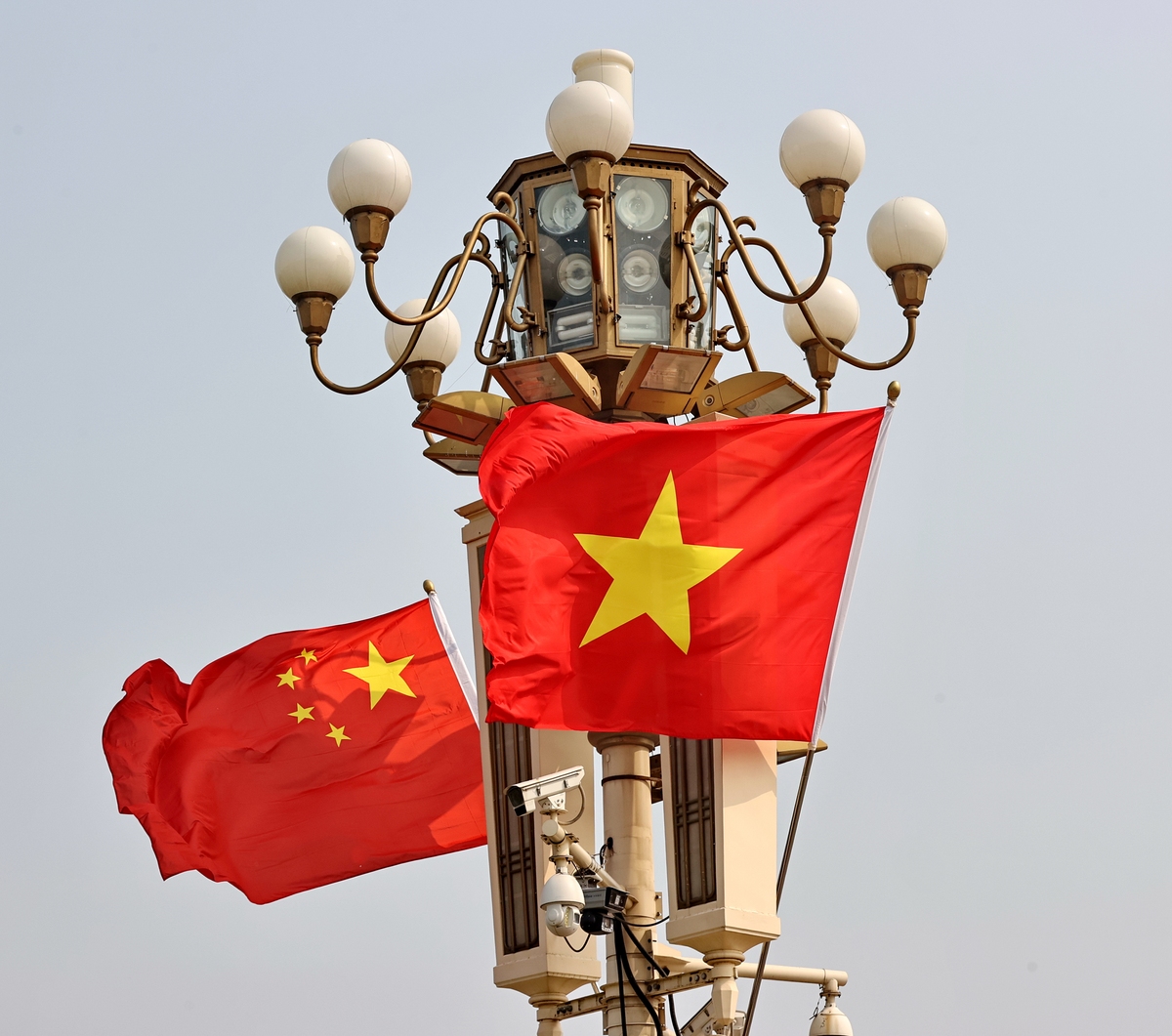 2026年4月15日,北京,天安门广场悬挂中国和越南两国,,