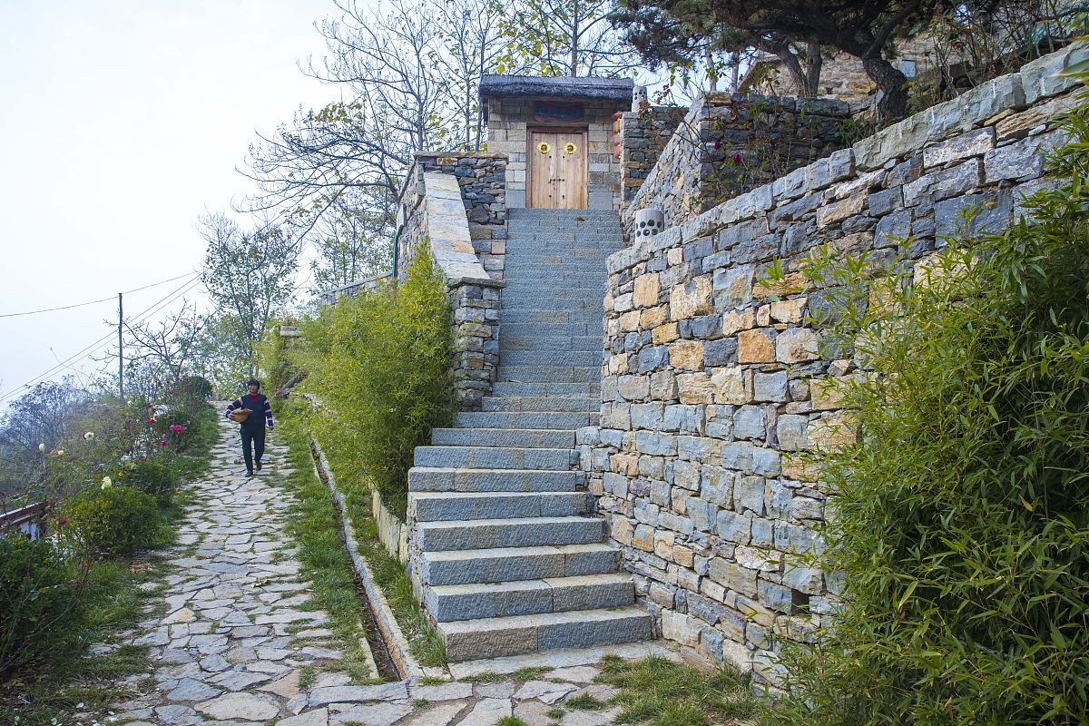 2018年11月14日,航拍莱芜市卧云铺古村,百年石屋院落建造独特,深藏山