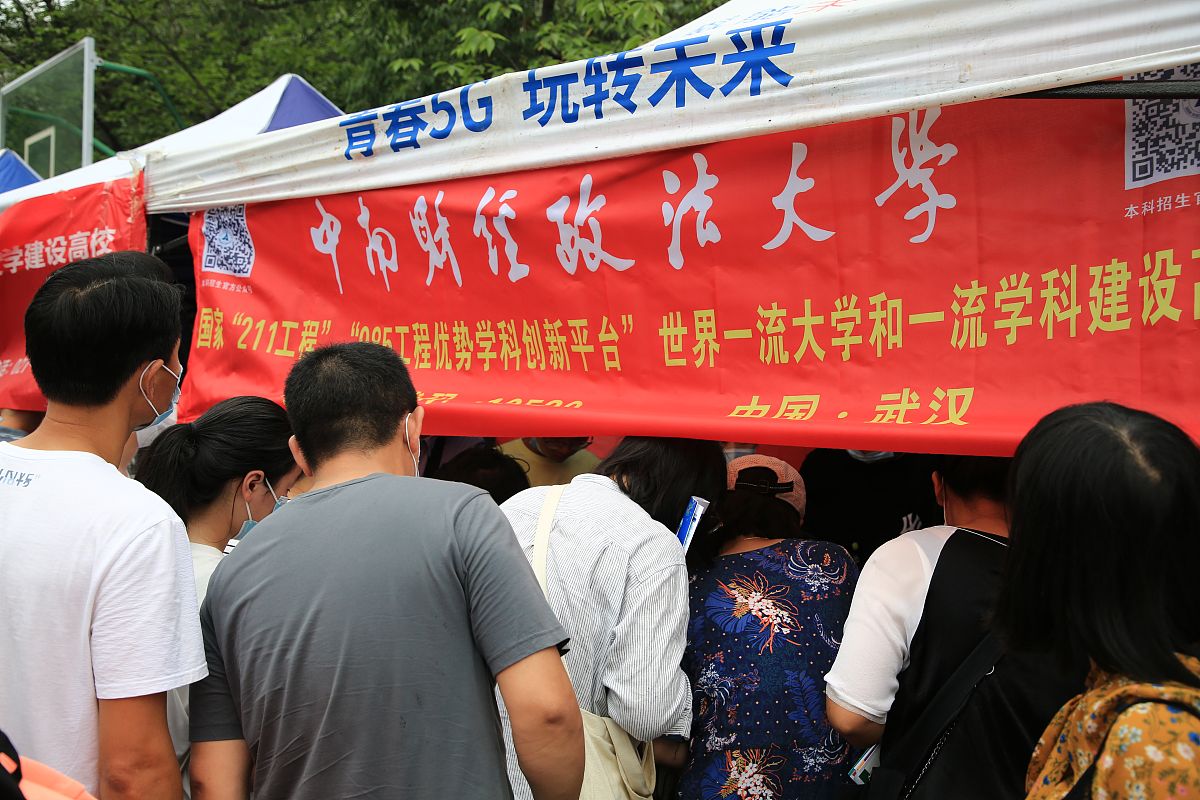 题二：感悟三创两迁精神争做时代新人陕西科技大学是国家中西部高校基础能力建设工程建设高校是陕西省国家双一流培育高校和重点建设的高水平大学。学校创建于1958年时名北京轻工业学院是新中国第一所轻工高等学校;1970年迁至陕西咸阳改名西北轻工业学院；1978年被国务院确定为全国88所重点院校之一；1998年学校划转陕西省实行中央与地方共建；2002年经教育部批准更名陕西科技大学； 2006年学校主体迁西