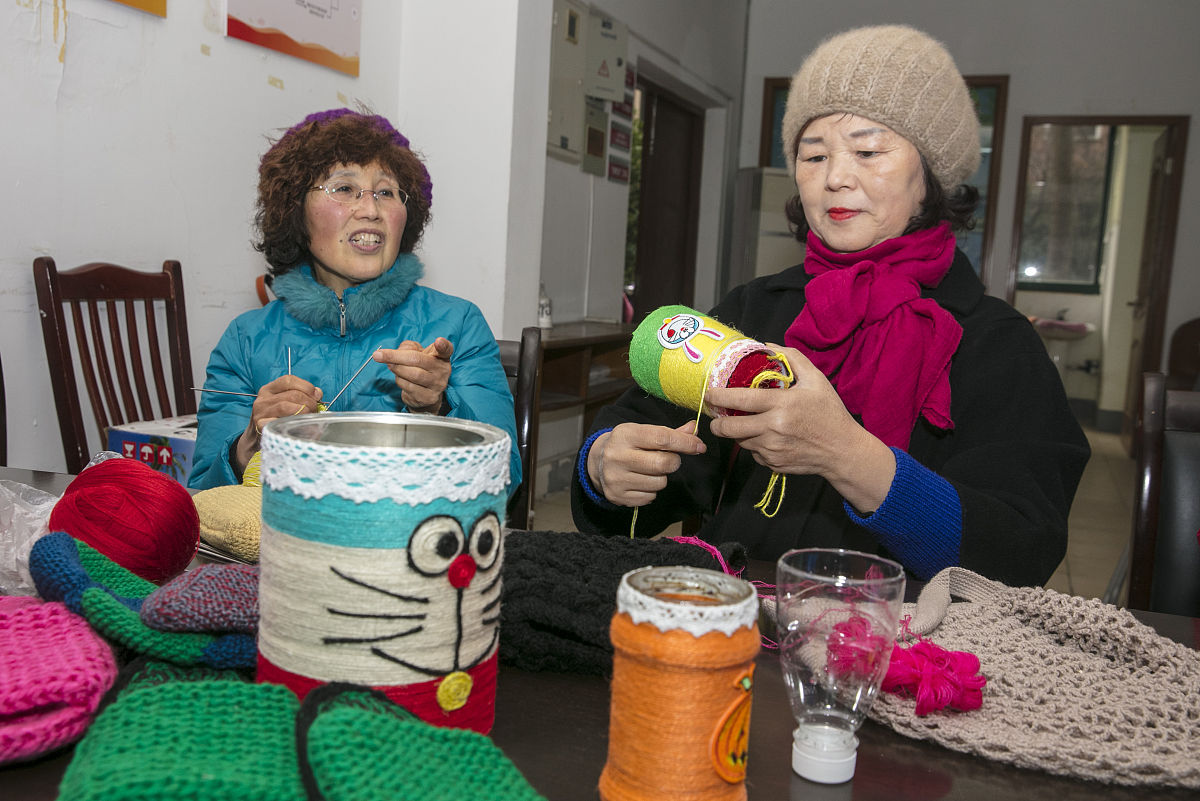 2019年12月23日,江苏无锡,居民利用废旧物品制作手工艺品.
