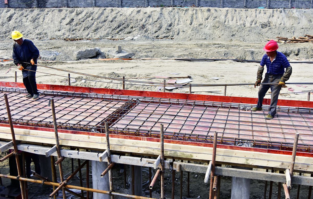 用中文从钢筋模板、振捣施工、浇筑和拆模论述土木建筑中混凝土结构施工应用策略论述中不能抄袭他人观点和概念不少于1000字。