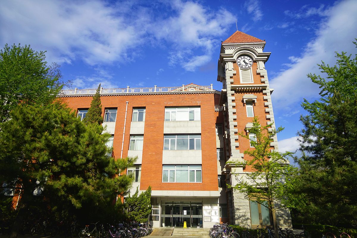 2021年4月12日下午,北京体育大学出现久违的蓝天白云天气,天朗气清,风